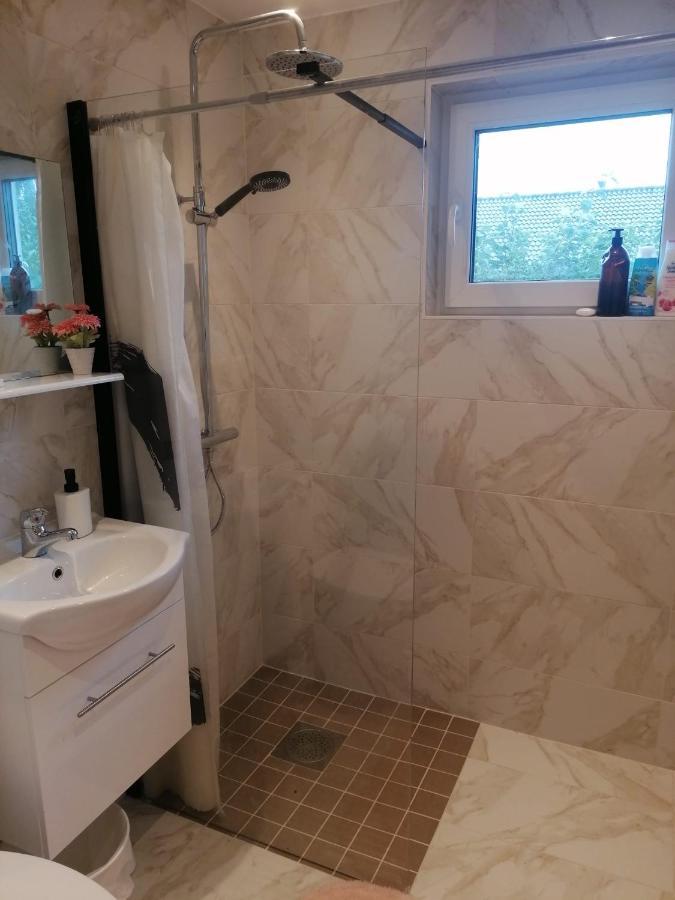 Villa Med Egen Parkering. Moejlighet Att Boka Fran 1 Och Upp Till 5 Personer. Örebro Eksteriør billede