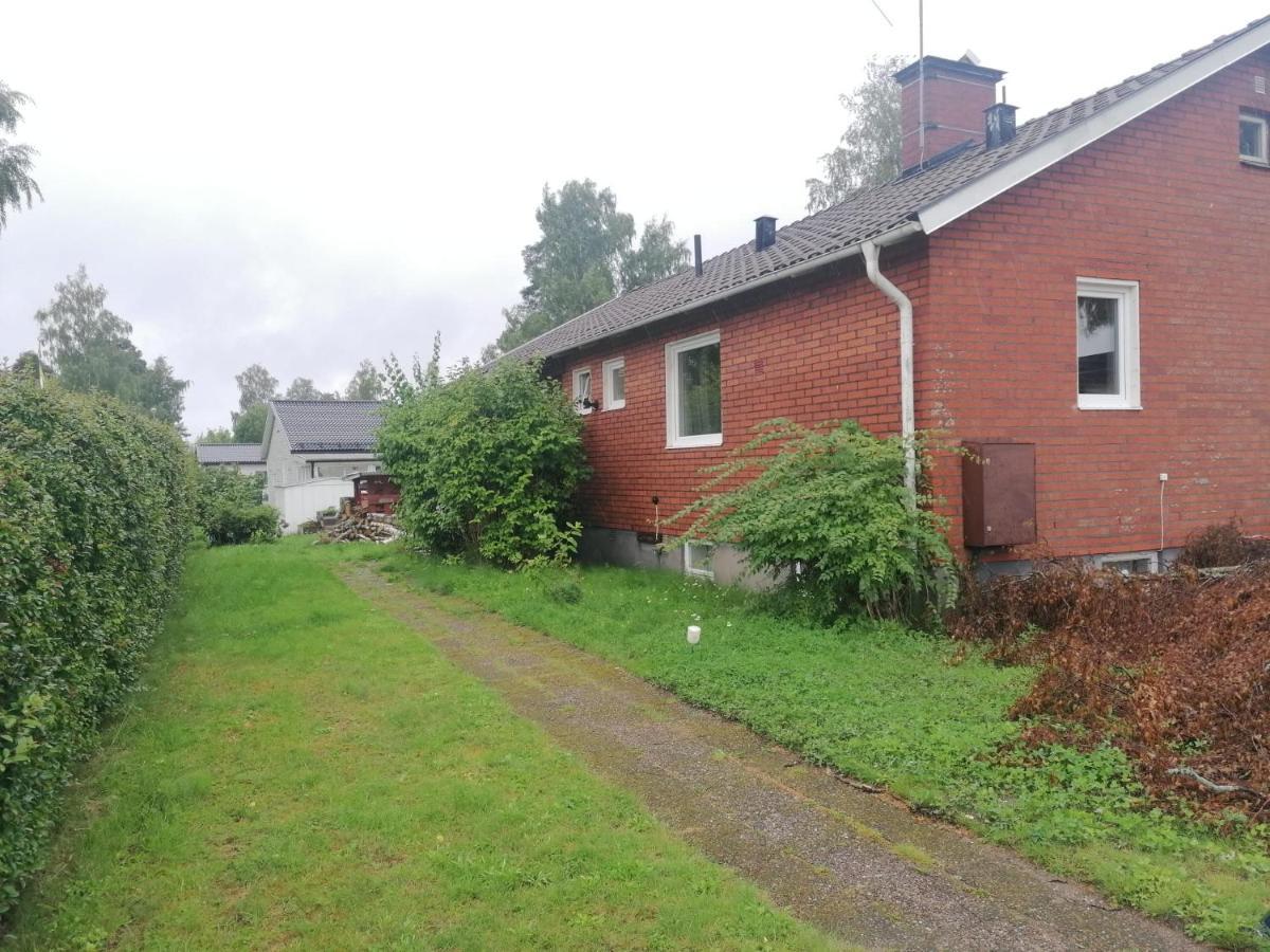 Villa Med Egen Parkering. Moejlighet Att Boka Fran 1 Och Upp Till 5 Personer. Örebro Eksteriør billede