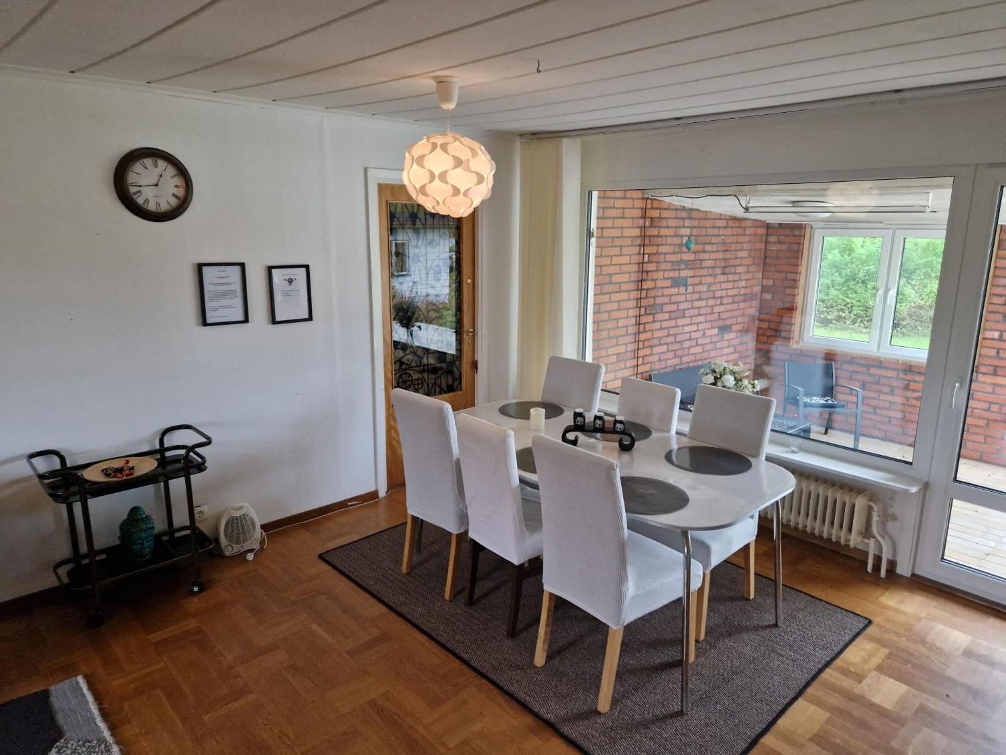 Villa Med Egen Parkering. Moejlighet Att Boka Fran 1 Och Upp Till 5 Personer. Örebro Eksteriør billede