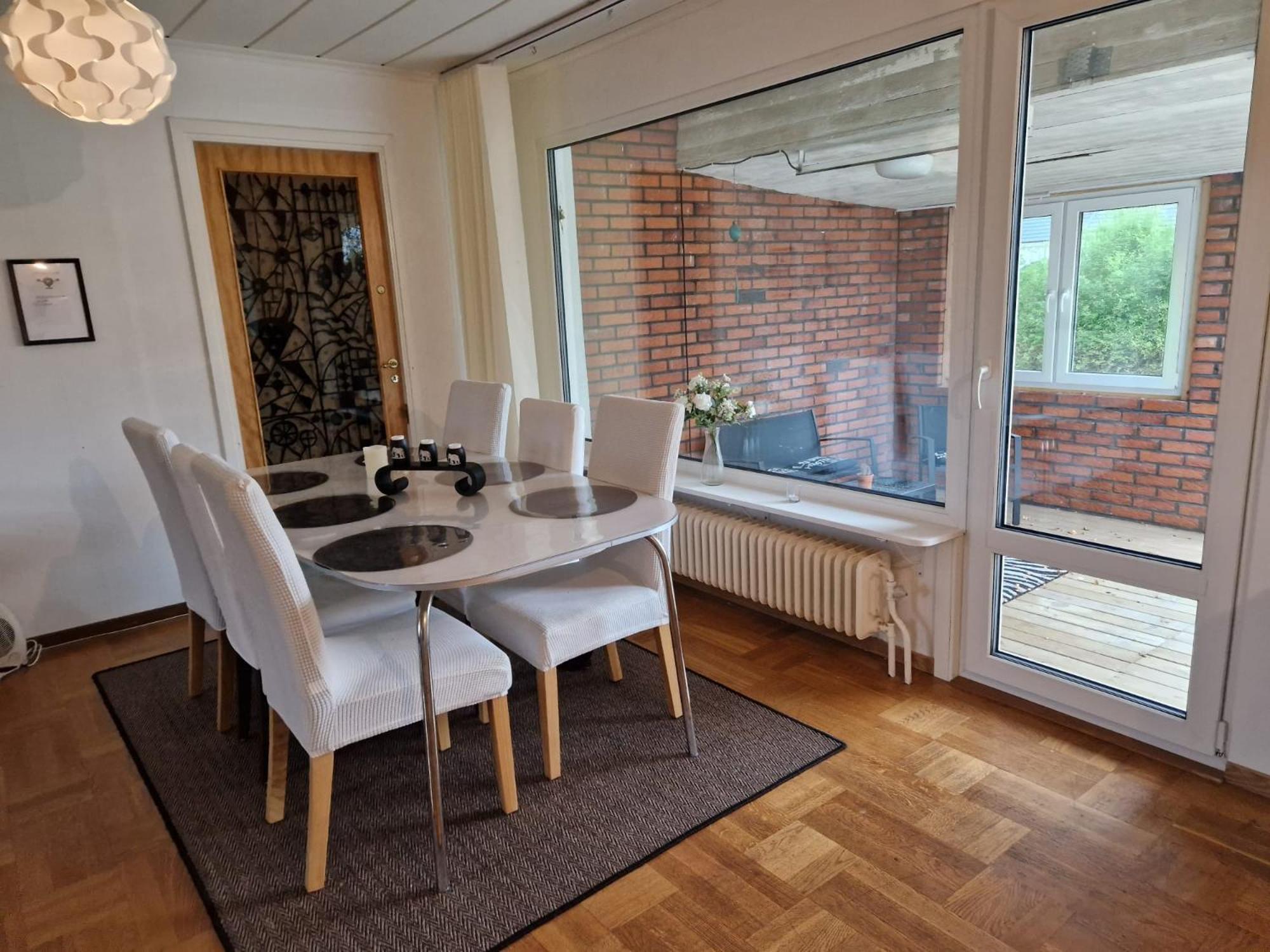 Villa Med Egen Parkering. Moejlighet Att Boka Fran 1 Och Upp Till 5 Personer. Örebro Eksteriør billede