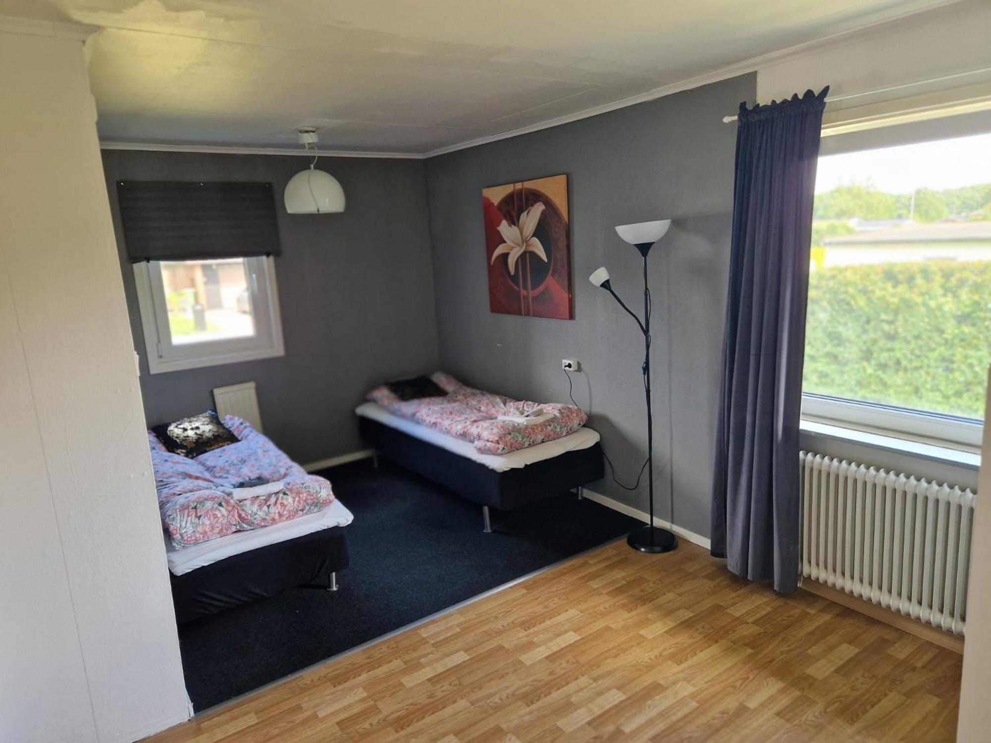 Villa Med Egen Parkering. Moejlighet Att Boka Fran 1 Och Upp Till 5 Personer. Örebro Eksteriør billede