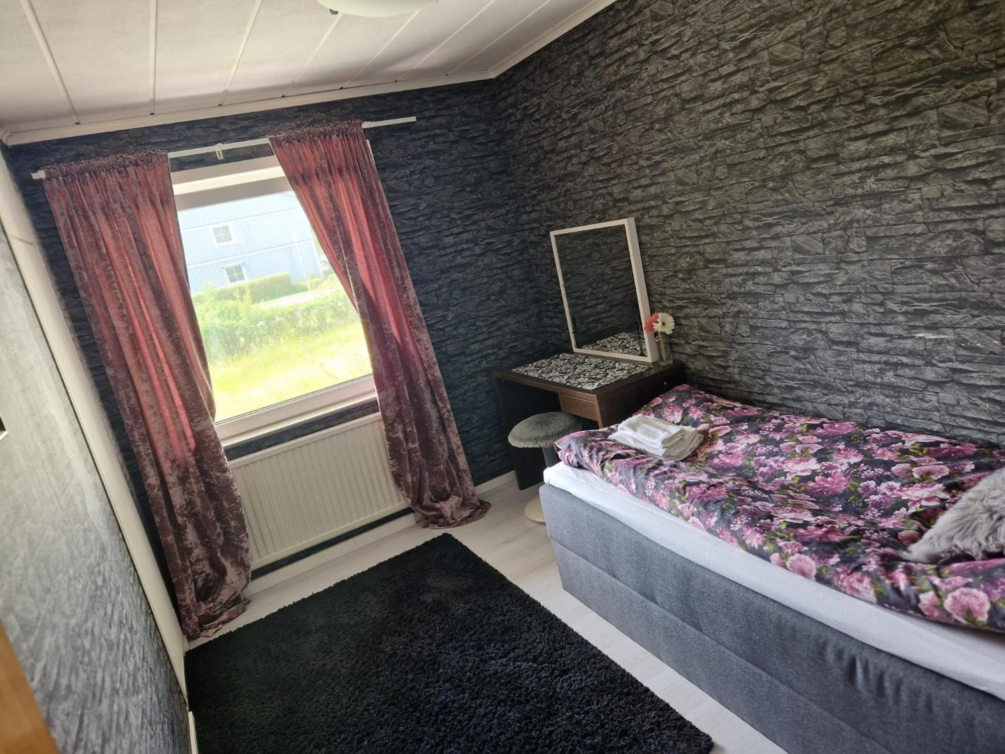 Villa Med Egen Parkering. Moejlighet Att Boka Fran 1 Och Upp Till 5 Personer. Örebro Eksteriør billede
